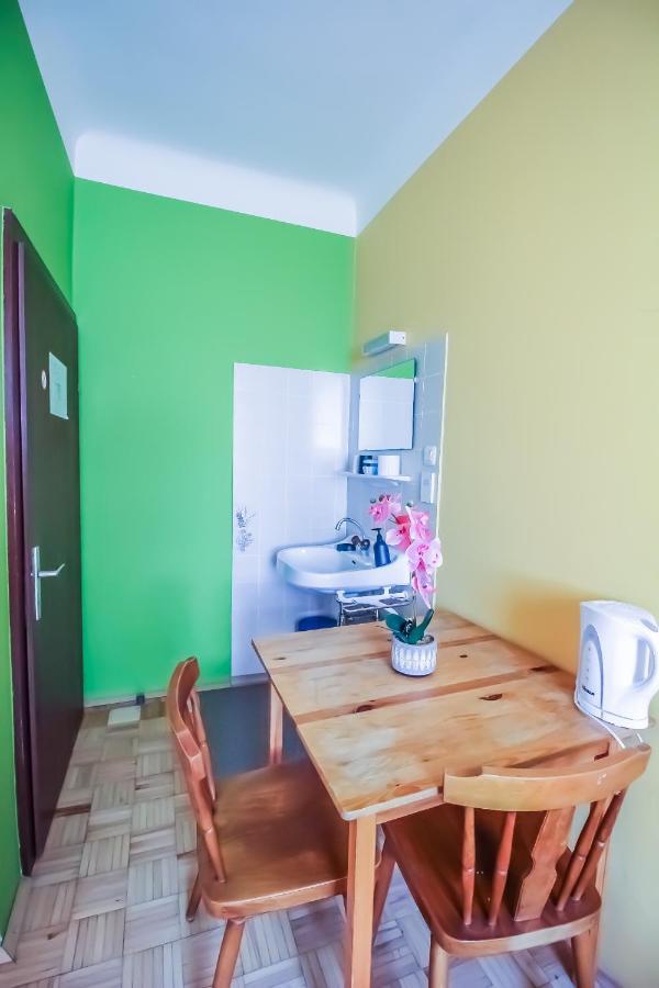 Economic 2Sb Apartment In Lively Area Viena Exterior foto